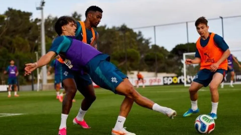 Uma ausência e um regresso no último treino da seleção antes do Chile