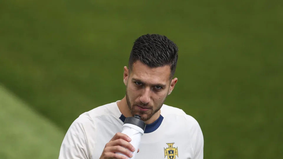 Da morte de Diogo Jota às lições de Cristiano Ronaldo. Dalot abre o livro