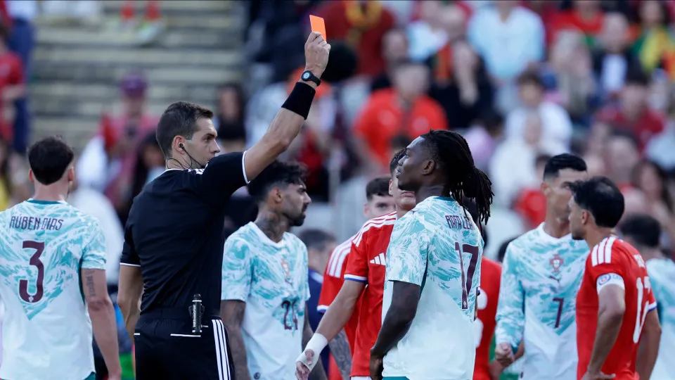 Rafael Leão reage após expulsão no jogo frente Chile: "Quis proteger..."
