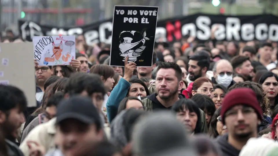 Milhares marcham no Chile contra políticas do presidente. As imagens
