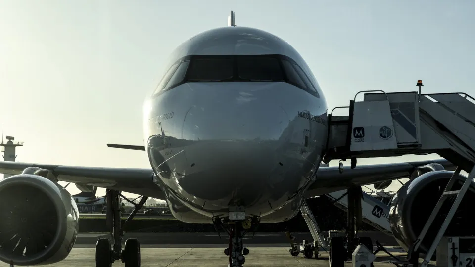 Aviação estima metade dos lucros em 2026 apesar de aumento de passageiros