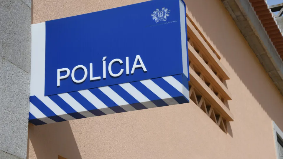 Ameaçam homem com arma de fogo e roubam-lhe Rolex em Cascais