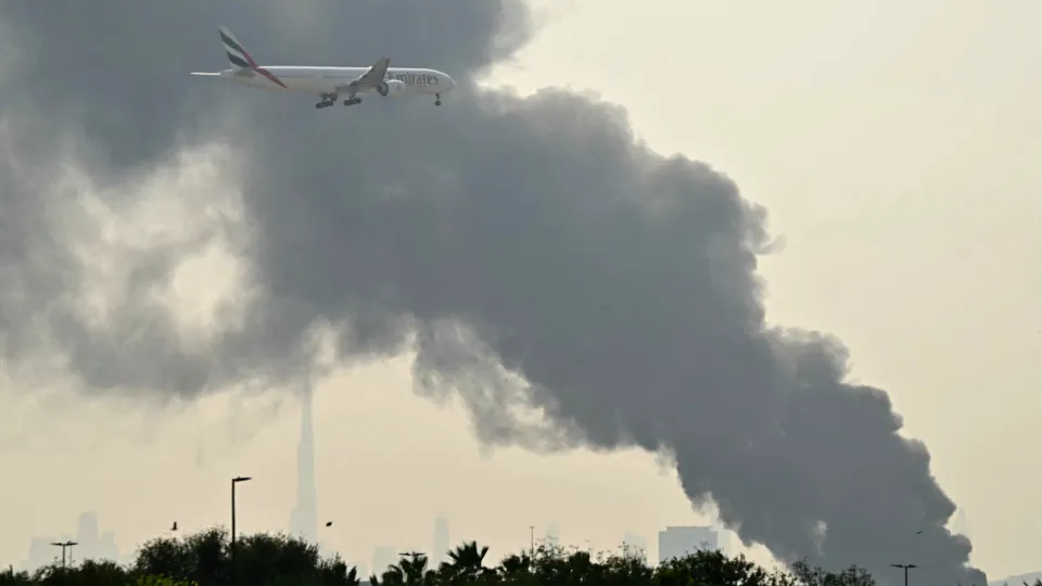 Escalada da violência entre Irão e Israel leva a restrições no espaço aéreo