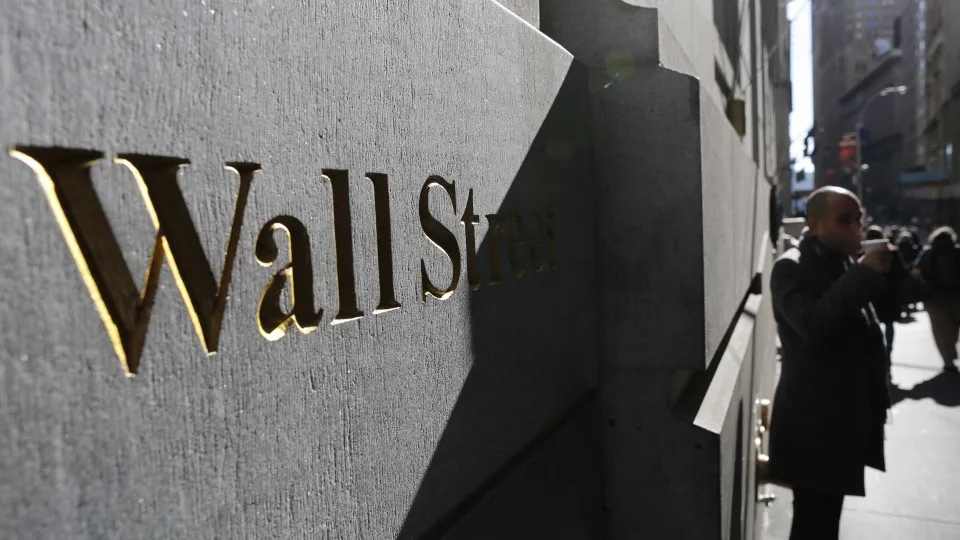 Wall Street fecha sem rumo mas a regressar aos valores tecnológicos