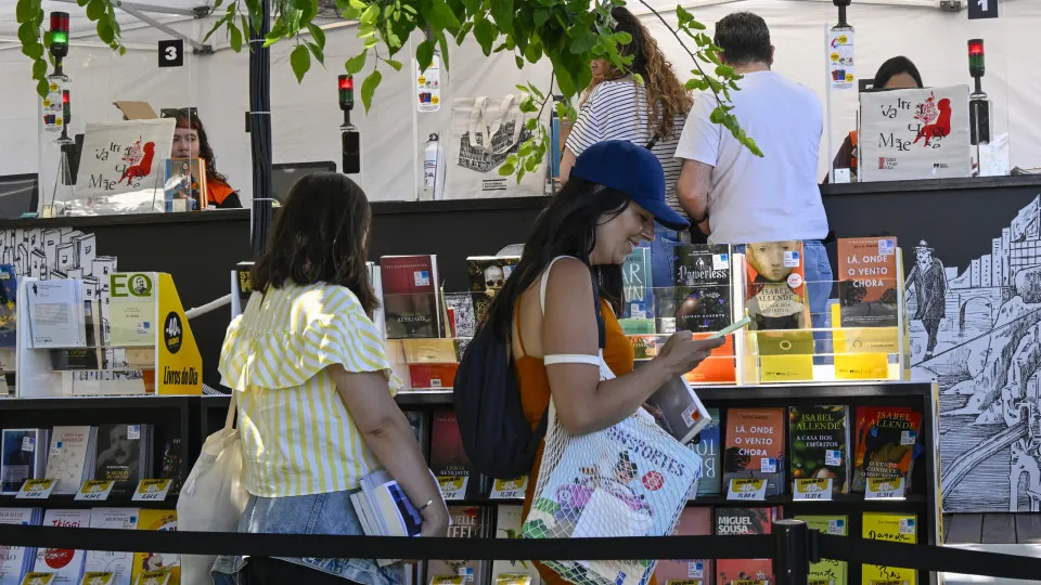 Sol, autógrafos e promoções. As imagens da Feira do Livro de Lisboa