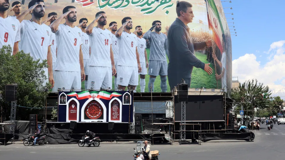 "É lamentável". Estados Unidos cancelam bilhetes a adeptos iranianos