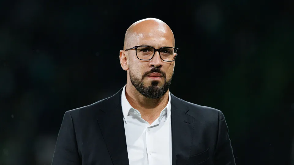José Faria continua no comando técnico do Farense por mais uma temporada
