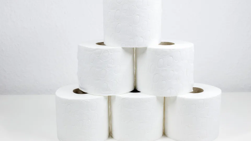 Porque é que deveria colocar um rolo de papel higiénico no frigorífico