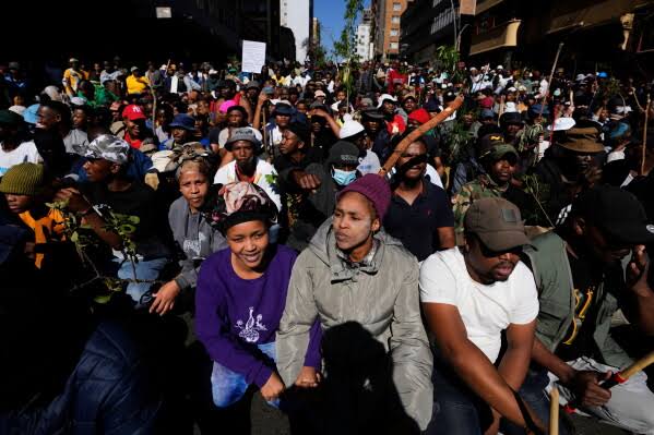 Morte-de-Andile-Somgxada-na-Africa-do-Sul-Movimento-contra-imigracao-ilegal-intensifica-manifestacoes-sob-clima-de-ameacas Morte de Andile Somgxada na África do Sul: Movimento contra imigração ilegal intensifica manifestações sob clima de ameaças