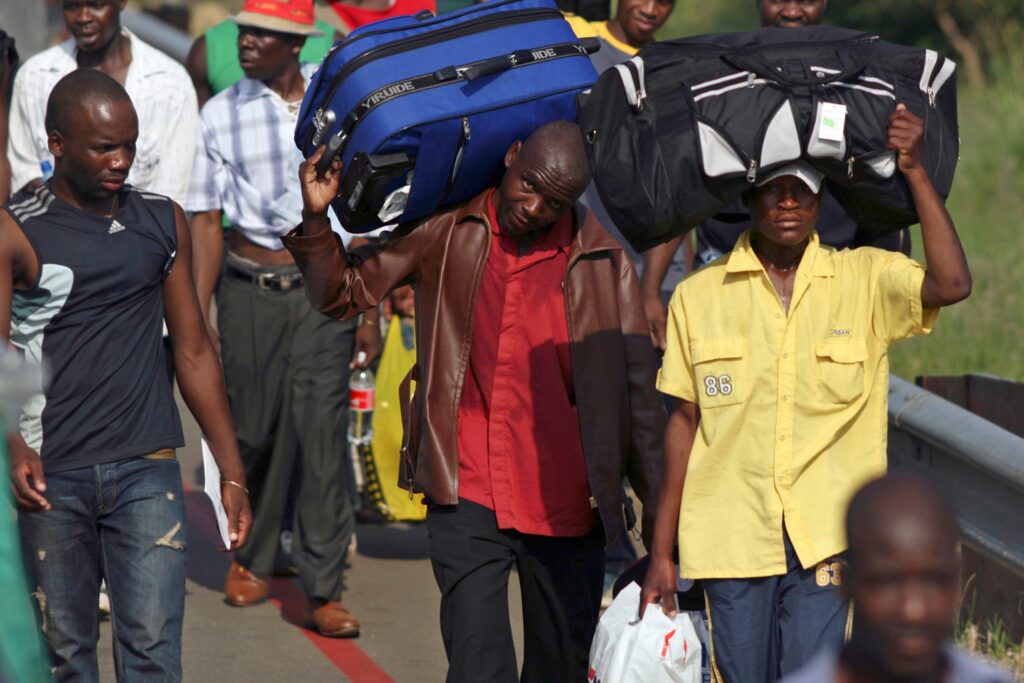O-posicionamento-mocambicano-Resiliencia-ou-tempo-de-regressar-1024x683 Entre a sobrevivência e o medo: O posicionamento de Moçambique face à persistente xenofobia na África do Sul