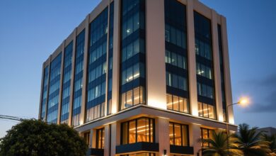 Fachada moderna de edifício corporativo e bancário iluminada pela luz natural durante a manhã em Maputo.
