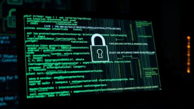 Ecrã de computador exibindo códigos de segurança cibernética e linhas de dados digitais num ambiente tecnológico escuro.