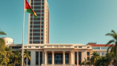 Edifício moderno de banco central com bandeira nacional ao vento e praça financeira ao fundo